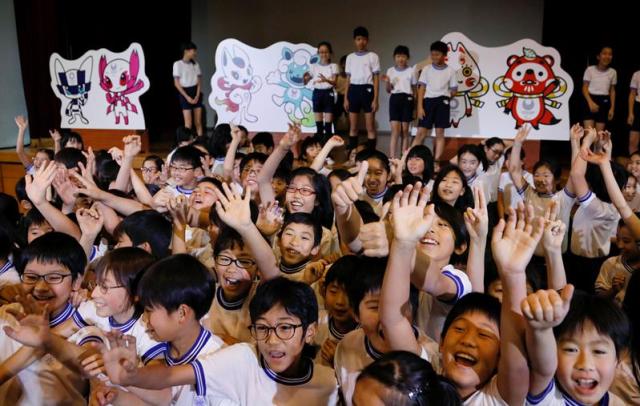 Uno de los tres diseños de mascotas finalistas de los Juegos Olímpicos de Tokio 2020 (i) y Paralímpicos se presenta en una escuela primaria en Tokio, Japón, hoy, 7 de diciembre de 2017. El Comité Organizador de los Juegos Olímpicos y Paralímpicos de Tokio anunció el 07 de diciembre de 2017 su mascota Selection Panel que preseleccionó tres conjuntos de diseño de mascotas, cada uno con una mascota para los Juegos Olímpicos y uno para los Juegos Paralímpicos, seleccionando entre 2.042 entradas. EFE/KIMIMASA MAYAMA