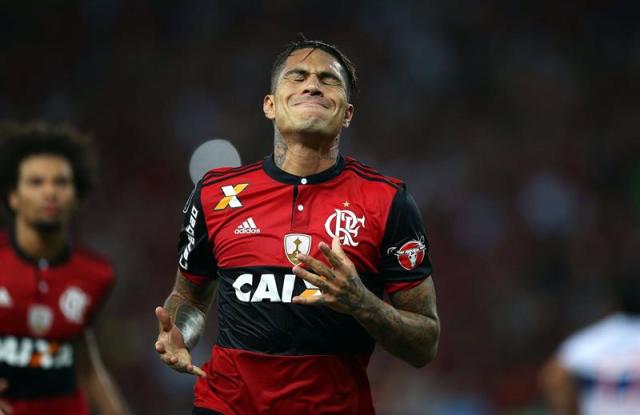 Delantero peruano del Flamengo, Paolo Guerrero, mientras celebra un gol ante el Universidad Católica durante un encuentro de Copa Libertades en el estadio Maracaná en Río de Janeiro, Brasil. La Comisión de Disciplina de la FIFA decidió suspender durante un año al capitán de la selección de Perú Paolo Guerrero, después de que el jugador diera positivo por cocaína en un control de dopaje el pasado octubre. EFE/ Marcelo Sayao