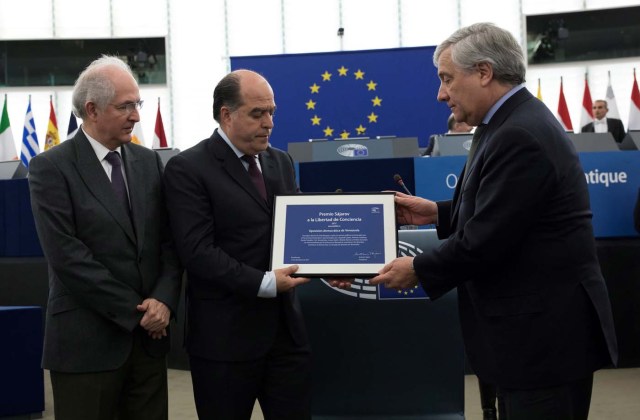 ISL21. ESTRASBURGO (FRANCIA), 13/12/2017.- El presidente del Parlamento Europeo (PE), Antonio Tajani (d), entrega el premio Sájarov a la Libertad de Conciencia al presidente de la Asamblea Nacional Venezolana, Julio Borges (c), ante la mirada del exalcalde de la ciudad de Caracas Antonio Ledezma, durante una ceremonia en el PE en Estrasburgo, Francia, hoy 13 de diciembre de 2017. Borges recogió el premio Sájarov concedido a la oposición democrática de Venezuela acompañado de Ledezma y de algunos familiares de opositores, como los padres de Leopoldo López, que sigue en arresto domiciliario. EFE/ Ian Langsdon