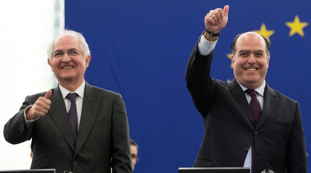 ISL21. ESTRASBURGO (FRANCIA), 13/12/2017.- El presidente de la Asamblea Nacional Venezolana, Julio Borges (d), y el exalcalde de la ciudad de Caracas Antonio Ledezma, antes de recibir el premio Sájarov a la Libertad de Conciencia en nombre de la oposición democrática de Venezuela durante una ceremonia en Parlamento Europeo (PE) en Estrasburgo, Francia, hoy 13 de diciembre de 2017.