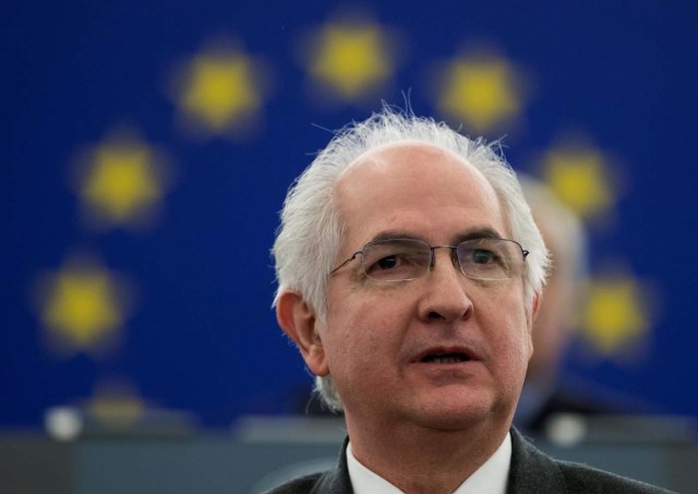 ISL21. ESTRASBURGO (FRANCIA), 13/12/2017.- El exalcalde de Caracas Antonio Ledezma pronuncia su discurso tras recoger el premio Sájarov a la Libertad de Conciencia del Parlamento Europeo en nombre de la oposición democrática de Venezuela durante una ceremonia en el PE, en Estrasburgo, Francia, hoy 13 de diciembre de 2017. EFE/ Ian Langsdon