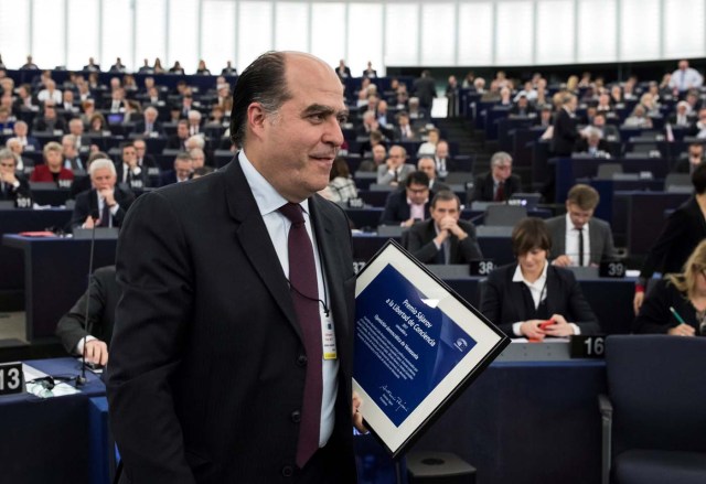 ISL21. ESTRASBURGO (FRANCIA), 13/12/2017.- El presidente de la Asamblea Nacional Venezolana, Julio Borges, tras recoger el premio Sájarov a la Libertad de Conciencia del Parlamento Europeo (PE) en nombre de la oposición democrática de Venezuela durante una ceremonia en el PE, en Estrasburgo, Francia, hoy 13 de diciembre de 2017. EFE/ Ian Langsdon