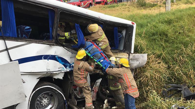 Dos muertos y 43 heridos tras el choque de un tren con un autobús en México (FOTOS)