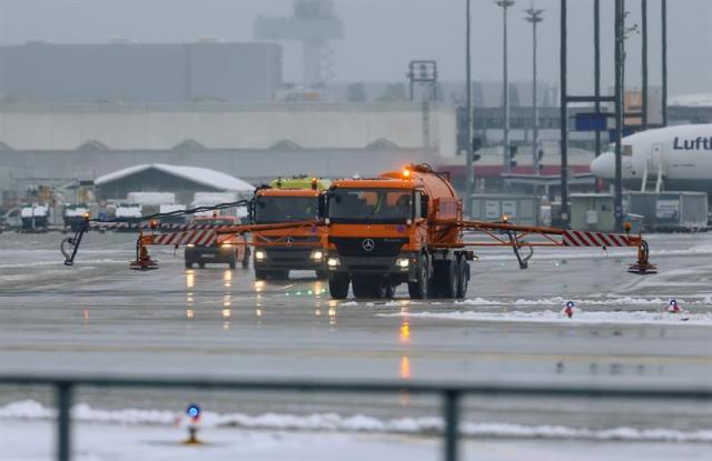 Vehículos esparcen líquido para deshacer la nieve en la pista el aeropuerto de Fráncfort en Alemania hoy, 18 de diciembre de 2017. Unos 170 vuelos han sido anulados hoy en el aeropuerto de Fráncfort debido a las nevadas registradas la pasada madrugada y varios aviones que debían aterrizar en la ciudad han sido desviados a otros lugares. Un portavoz del aeropuerto de Fráncfort informó de que resultaron afectados vuelos nacionales hacia Berlín, Hamburgo y Múnich y también destinos internacionales hacia Viena, Dublín y Varsovia. EFE/ Joerg Halisch BELEGEXEMPLAR ERBETEN