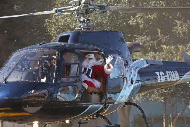 GU301. CIUDAD DE GUATEMALA (GUATEMALA), 20/12/2017.- Santa Claus saluda a los niños del hospital San Juan de Dios desde un helicóptero hoy, miércoles 20 de diciembre de 2017, en la ciudad de Guatemala (Guatemala). Santa Claus visitó el segundo hospital público más grande de Guatemala para entregar regalos a los niños, actividad que se ha realizado por 34 años consecutivos. EFE/Esteban Biba