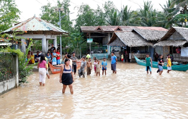 Tropical storm Tembin brings flooding and mudslides in southern Philippines