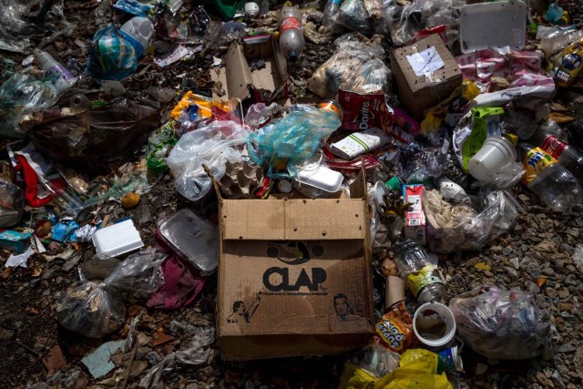 ACOMPAÑA CRÓNICA: VENEZUELA CRISIS. CAR02. CARACAS (VENEZUELA), 27/12/2017.- Vista de cajas de comida de los Comités Locales de Abastecimiento y Producción (CLAP) durante una manifestación hoy, miércoles 27 de diciembre del 2017, en Caracas (Venezuela). Venezuela vive una Navidad con focos de protestas pues en la última semana se han registrado, casi a diario, manifestaciones por falta de "todo" lo que incluye gas doméstico, alimentos y agua, algo que, sumado a la grave crisis económica, ha convertido estas fiestas en "las peores" de los últimos tiempos. EFE/MIGUEL GUTIÉRREZ