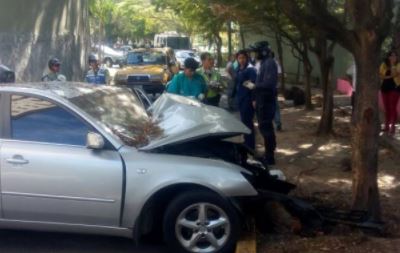 Muere señora y su perro al chocar contra un árbol en La Floresta