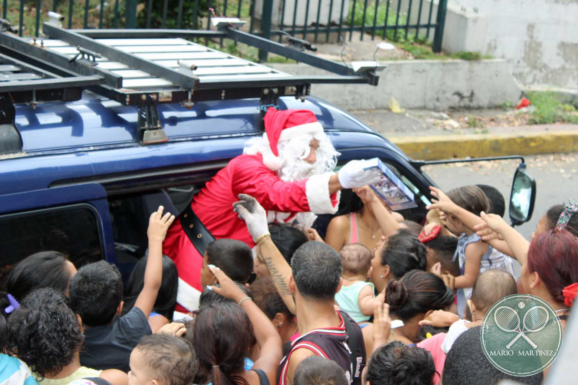 Dar felicidad con comida y juguetes (fotos)