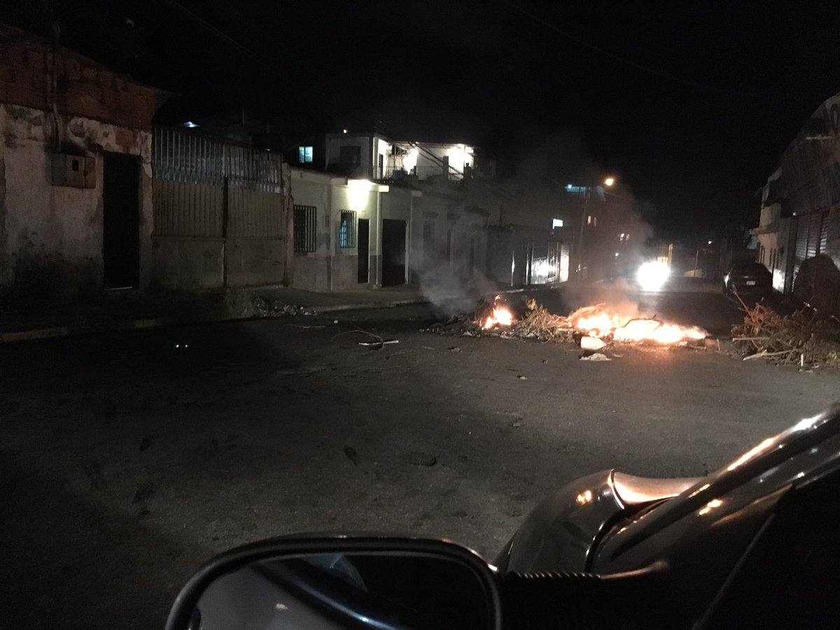 Residentes de Guarenas salen a las calles pidiendo comida (Videos)