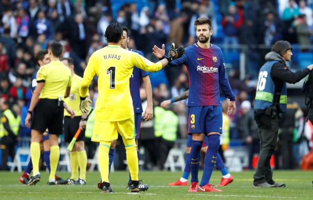 Soccer Football - La Liga Santander - Real Madrid vs FC Barcelona - Santiago Bernabeu, Madrid, Spain - December 23, 2017   Real Madrid’s Keylor Navas shakes hands with Barcelona’s Gerard Pique after the match   REUTERS/Paul Hanna