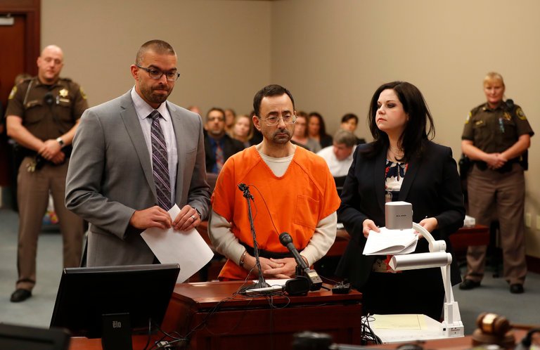 Imputan delitos de asalto sexual al exmédico deportivo condenado Larry Nassar