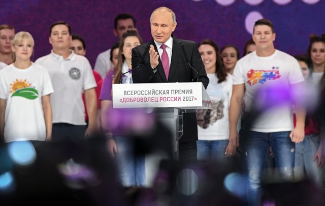 Russian President Vladimir Putin gives a speech at a forum of volunteers in Moscow on December 6, 2017. / AFP PHOTO / Kirill KUDRYAVTSEV