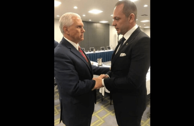 Raúl Gorrín, el presidente de Globovisión, con el vice presidente Mike Pence. 