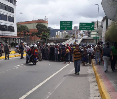 12:56 pm Vecinos trancan la Avenida Victoria por falta de comida este #28Dic