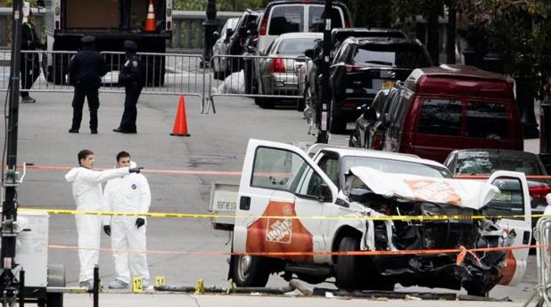 Camioneta utilizada por un terrorista uzbeko para asesinar a ocho personas en un carril bici de la zona baja de Manhatta el 31 de octubre de 2017