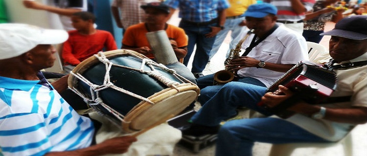 Dominicanos esperan nuevo año con fiestas al aire libre y a ritmo de merengue