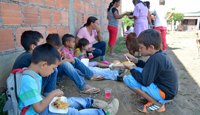 En el barrio josé Bernal, los vecinos disfrutaron de un compartir que incluía una hallaca. / Foto: Edinsson Figueroa