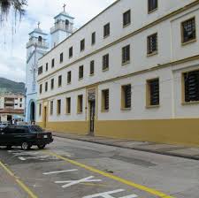 Colectivos de “amor” lanzaron bombas lagrimógenas en centro electoral de Mérida