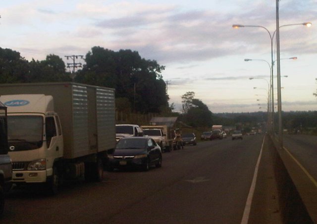 Foto: Protesta en la autopista San Félix-Upata por falta de comida / Cortesía