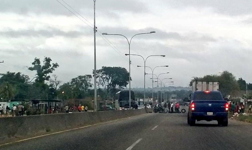 Habitantes de San Félix volvieron a trancar la vía hacia Upata por falta de Clap #22Dic (Fotos)