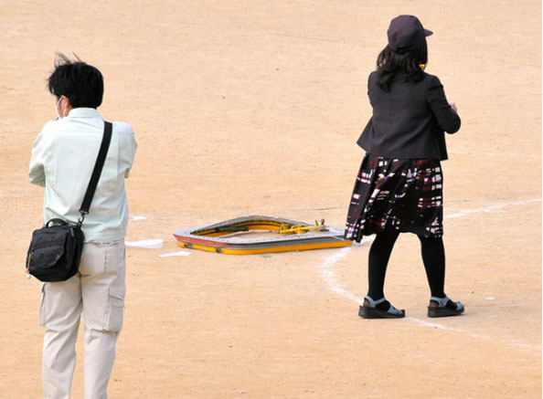 Una ventana de un helicóptero militar de EEUU cae en una escuela japonesa