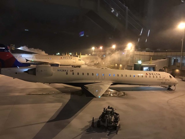 A Delta Airbus waits as it is de-iced at Ronald Reagan Washington National Airport on January 4, 2018 near Washington,DC. The US National Weather Service warned that a major winter storm would bring heavy snow and ice, from Florida in the southeast up to New England and the Northeast on Wednesday and Thursday. / AFP PHOTO / Daniel SLIM