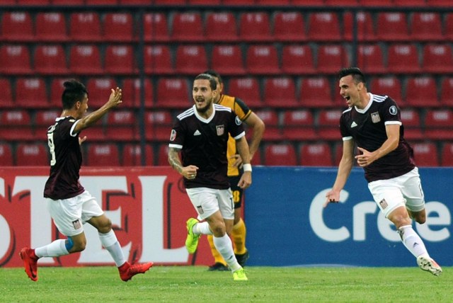 Venezuela's Carabobo player Carlos Rivero celebrates Luis Mago's goal against Paraguay's Guarani during their Copa Libertadores football match at the Metropolitano de Merida Stadium, in Merida, Venezuela, on January 30, 2018. / AFP PHOTO / GEORGE CASTELLANOS