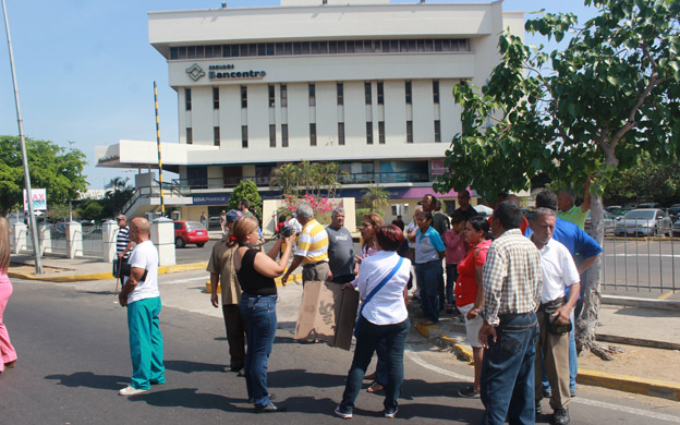 Pensionados cierran avenida Delicias por escasez de efectivo en Maracaibo