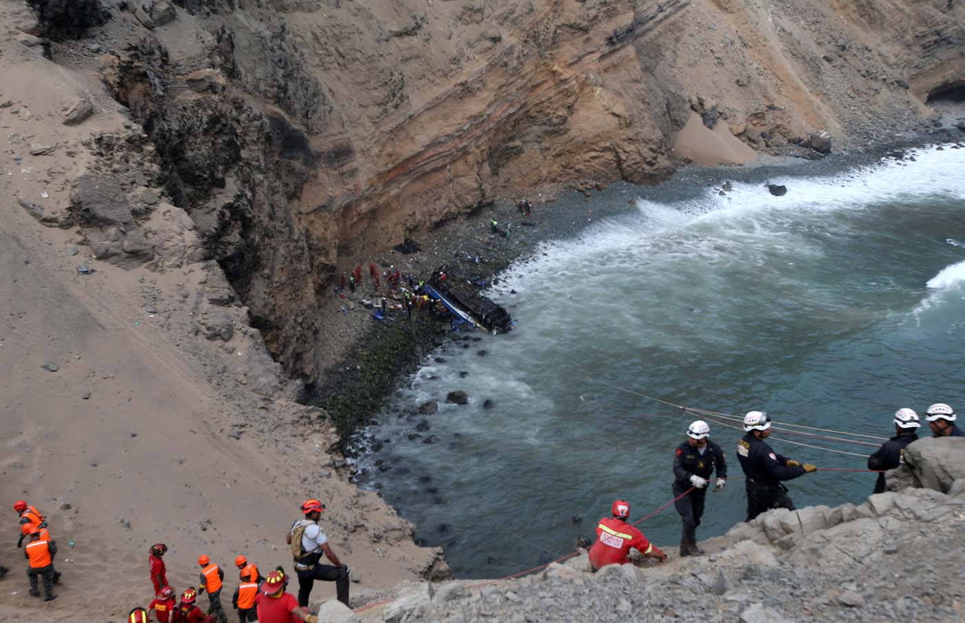 En fotos: El accidente de autobús que dejó al menos 48 muertos en Perú