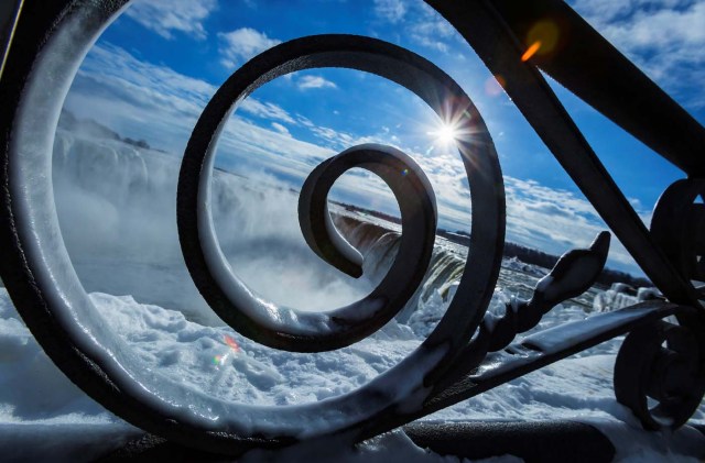 Ice and water flow over the Horseshoe Falls in Niagara Falls, Ontario, Canada, January 3, 2018. REUTERS/Aaron Lynett