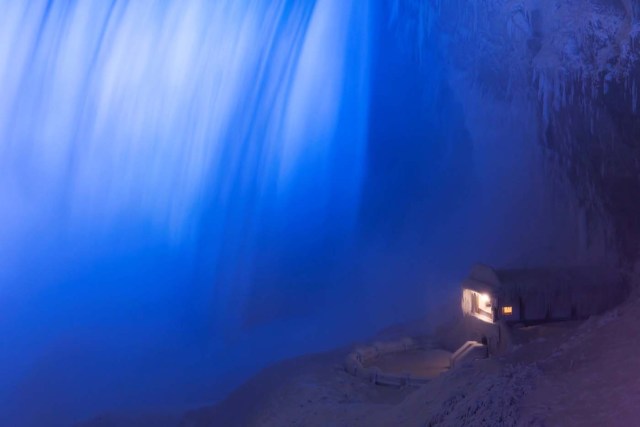 A building covered in ice sits at the base of the Horseshoe Falls in Niagara Falls, Ontario, Canada, January 2, 2018. REUTERS/Aaron Lynett TPX IMAGES OF THE DAY