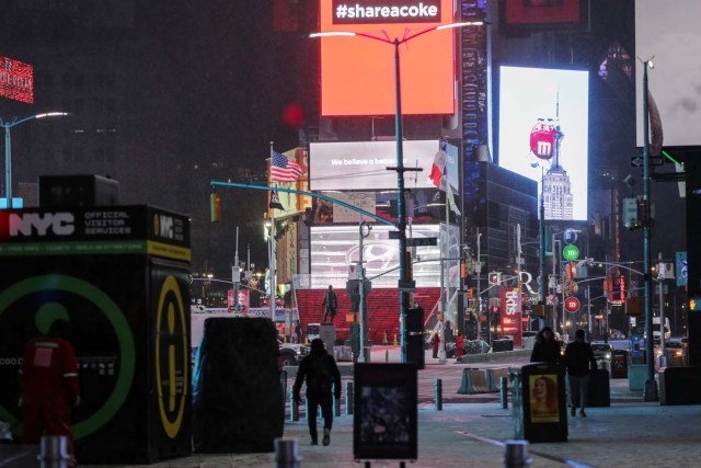 Tourists walk in Times Square during a winter storm in Manhattan, New York, U.S., January 4, 2018. REUTERS/Jeenah Moon