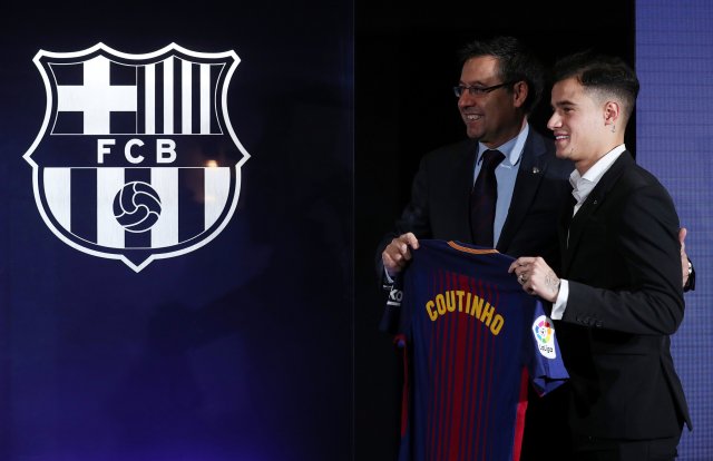 Soccer Football - FC Barcelona present new signing Philippe Coutinho - Camp Nou, Barcelona, Spain - January 8, 2018   FC Barcelona's new signing Philippe Coutinho and FC Barcelona President Josep Maria Bartomeu pose with the club shirt   REUTERS/Albert Gea