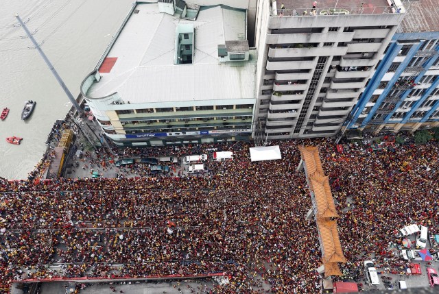 Devotees flock as a carriage bearing an image of Black Nazarene makes its way through Chinatown during the annual religious procession in Manila, Philippines January 9, 2018. REUTERS/Erik De Castro