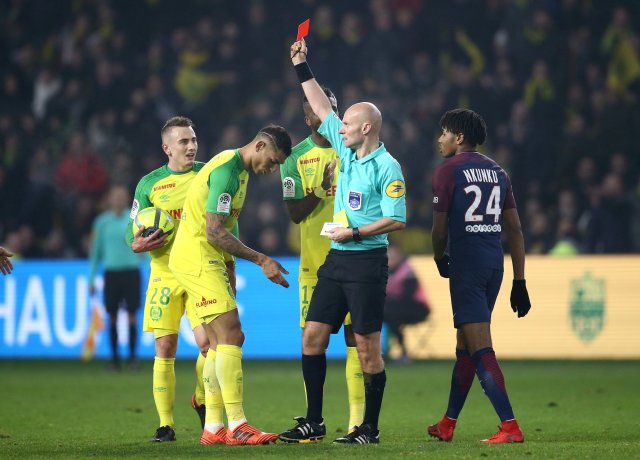 Soccer Football - Ligue 1 - FC Nantes vs Paris St Germain - The Stade de la Beaujoire - Louis Fonteneau, Nantes, France - January 14, 2018 Nantes' Diego Carlos is shown a red card by referee Tony Chapron REUTERS/Stephane Mahe