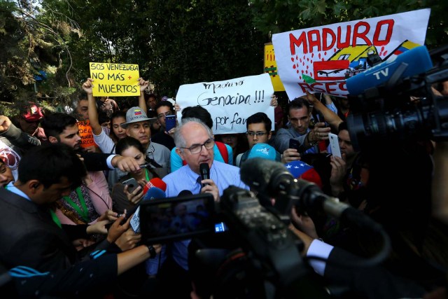 Antonio Ledezma, Venezuelan opposition leader, talks to the media as they attend a rally as members of the Lima Group nations meet in Santiago, Chile January 23, 2018. REUTERS/Ivan Alvarado