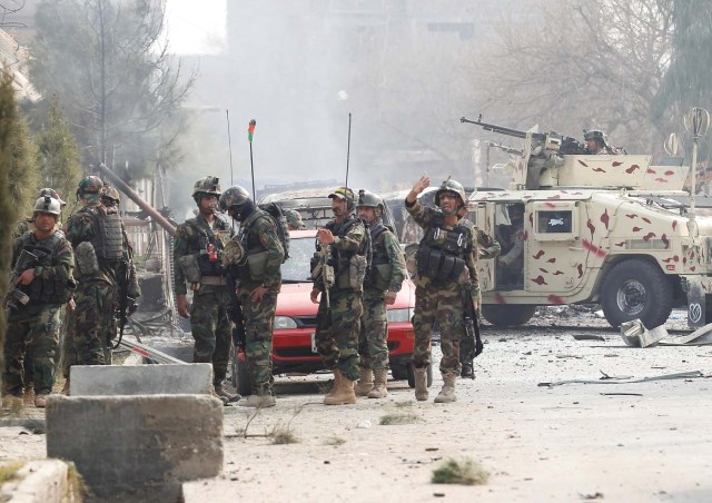 Afghan security forces arrive at the site of a blast and gun fire in Jalalabad, Afghanistan January 24, 2018.REUTERS/Parwiz