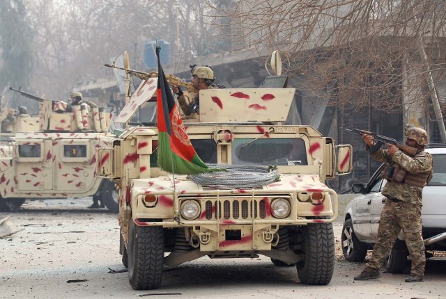 Afghan security forces take position at the site of a blast and gun fire in Jalalabad, Afghanistan January 24, 2018.REUTERS/Parwiz