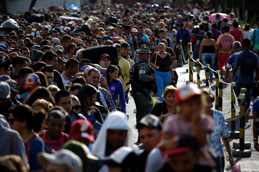 Desesperación: El éxodo masivo de venezolanos huyendo de la “revolución” por la frontera (FOTOS + VIDEO)