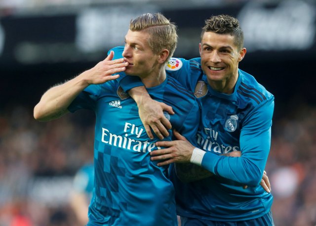 Soccer Football - La Liga Santander - Valencia vs Real Madrid - Mestalla, Valencia, Spain - January 27, 2018   Real Madrid’s Toni Kroos celebrates scoring their fourth goal with Cristiano Ronaldo    REUTERS/Heino Kalis