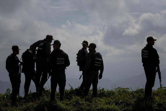 CAR03. CARACAS (VENEZUELA), 15/01/2018.- Agentes prestan guardia en los alrededores del lugar donde se realiza una operación contra el grupo liderado por el policía Óscar Pérez hoy, lunes 15 de enero de 2018, en el barrio El Junquito, en Caracas (Venezuela). Las autoridades venezolanas desarticularon hoy el grupo liderado por el policía Oscar Pérez, acusado de "ataque terrorista" al Supremo, e informaron de haber "abatido" a un grupo no identificado de sus miembros y detenido a cinco. EFE/Miguel Gutiérrez