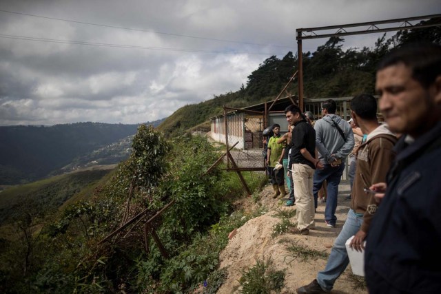 CAR05. CARACAS (VENEZUELA), 15/01/2018.- Vecinos observan la operación contra el grupo liderado por el policía Óscar Pérez hoy, lunes 15 de enero de 2018, en el barrio El Junquito, en Caracas (Venezuela). Las autoridades venezolanas desarticularon hoy el grupo liderado por el policía Oscar Pérez, acusado de "ataque terrorista" al Supremo, e informaron de haber "abatido" a un grupo no identificado de sus miembros y detenido a cinco. EFE/Miguel Gutiérrez