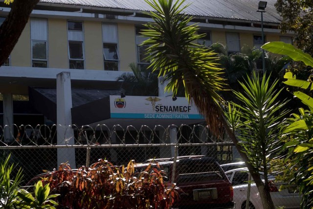 CAR01. CARACAS (VENEZUELA), 16/01/2018.- Vista externa de la morgue principal de Caracas, donde presuntamente se encuentra el cuerpo del policía rebelde Oscar Pérez, custodiada por militares y policías, hoy, martes 16 de enero de 2018, en Caracas (Venezuela). El ministro del Interior de Venezuela, Néstor Reverol, confirmó hoy la muerte de Oscar Pérez, el inspector de la policía científica (CICPC) alzado contra el Gobierno chavista, durante la operación para capturarlo lanzada el lunes por las fuerzas de seguridad en la que murieron otras 8 personas. EFE/MIGUEL GUTIÉRREZ