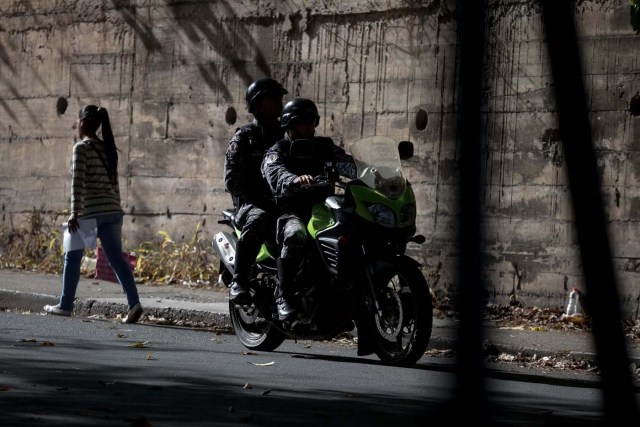 CAR03. CARACAS (VENEZUELA), 16/01/2018.- Militares y policías custodian la morgue principal de Caracas, donde presuntamente se encuentra el cuerpo del policía rebelde Oscar Pérez, hoy, martes 16 de enero de 2018, en Caracas (Venezuela). El ministro del Interior de Venezuela, Néstor Reverol, confirmó hoy la muerte de Oscar Pérez, el inspector de la policía científica (CICPC) alzado contra el Gobierno chavista, durante la operación para capturarlo lanzada el lunes por las fuerzas de seguridad en la que murieron otras 8 personas. EFE/MIGUEL GUTIÉRREZ