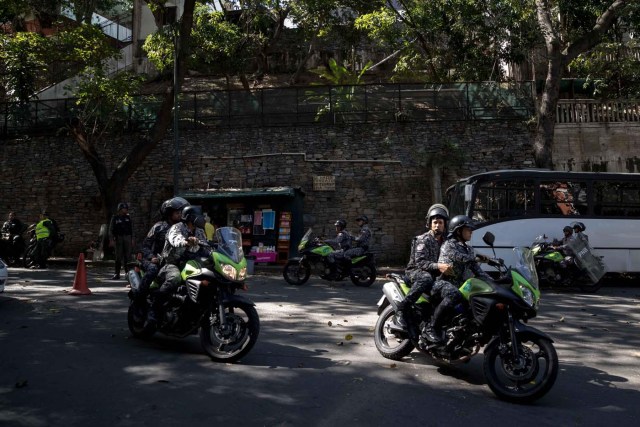 CAR05. CARACAS (VENEZUELA), 16/01/2018.- Militares y policías custodian la morgue principal de Caracas, donde presuntamente se encuentra el cuerpo del policía rebelde Oscar Pérez, hoy, martes 16 de enero de 2018, en Caracas (Venezuela). El ministro del Interior de Venezuela, Néstor Reverol, confirmó hoy la muerte de Oscar Pérez, el inspector de la policía científica (CICPC) alzado contra el Gobierno chavista, durante la operación para capturarlo lanzada el lunes por las fuerzas de seguridad en la que murieron otras 8 personas. EFE/MIGUEL GUTIÉRREZ