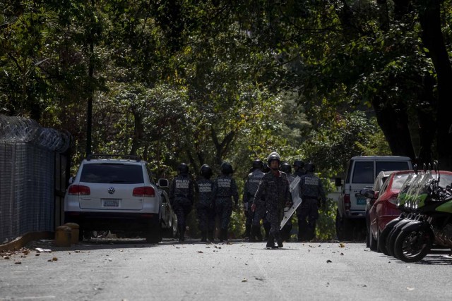 CAR06. CARACAS (VENEZUELA), 16/01/2018.- Militares y policías custodian la morgue principal de Caracas, donde presuntamente se encuentra el cuerpo del policía rebelde Oscar Pérez, hoy, martes 16 de enero de 2018, en Caracas (Venezuela). El ministro del Interior de Venezuela, Néstor Reverol, confirmó hoy la muerte de Oscar Pérez, el inspector de la policía científica (CICPC) alzado contra el Gobierno chavista, durante la operación para capturarlo lanzada el lunes por las fuerzas de seguridad en la que murieron otras 8 personas. EFE/MIGUEL GUTIÉRREZ