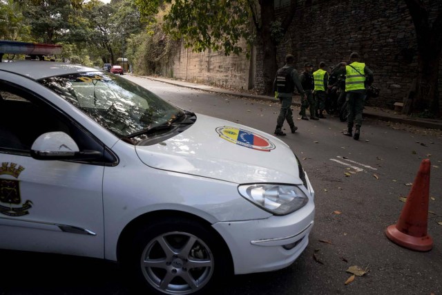 CAR07. CARACAS (VENEZUELA), 16/01/2018.- Militares y policías custodian la morgue principal de Caracas, donde presuntamente se encuentra el cuerpo del policía rebelde Oscar Pérez, hoy, martes 16 de enero de 2018, en Caracas (Venezuela). El ministro del Interior de Venezuela, Néstor Reverol, confirmó hoy la muerte de Oscar Pérez, el inspector de la policía científica (CICPC) alzado contra el Gobierno chavista, durante la operación para capturarlo lanzada el lunes por las fuerzas de seguridad en la que murieron otras 8 personas. EFE/MIGUEL GUTIÉRREZ