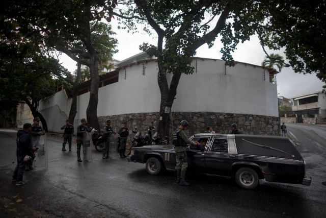 CAR02. CARACAS (VENEZUELA), 17/01/2018.- Miembros de la Guardia Nacional Bolivariana y la Policía Nacional Bolivariana custodian las inmediaciones de la morgue en donde está cuerpo del exagente Pérez hoy, miércoles 17 de enero de 2018, en Caracas (Venezuela). Decenas de agentes de la Policía Nacional Bolivariana custodian desde la mañana de hoy los alrededores de la principal morgue de Caracas, después de que familiares de Óscar Pérez, el exagente alzado contra el Gobierno chavista quien falleció el lunes, exigieran identificar su cuerpo. EFE/MIGUEL GUTIÉRREZ