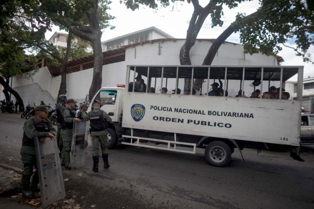 CAR05. CARACAS (VENEZUELA), 17/01/2018.- Miembros de la Guardia Nacional Bolivariana y la Policía Nacional Bolivariana custodian las inmediaciones de la morgue en donde está cuerpo del exagente Pérez hoy, miércoles 17 de enero de 2018, en Caracas (Venezuela). Decenas de agentes de la Policía Nacional Bolivariana custodian desde la mañana de hoy los alrededores de la principal morgue de Caracas, después de que familiares de Óscar Pérez, el exagente alzado contra el Gobierno chavista quien falleció el lunes, exigieran identificar su cuerpo. EFE/MIGUEL GUTIÉRREZ